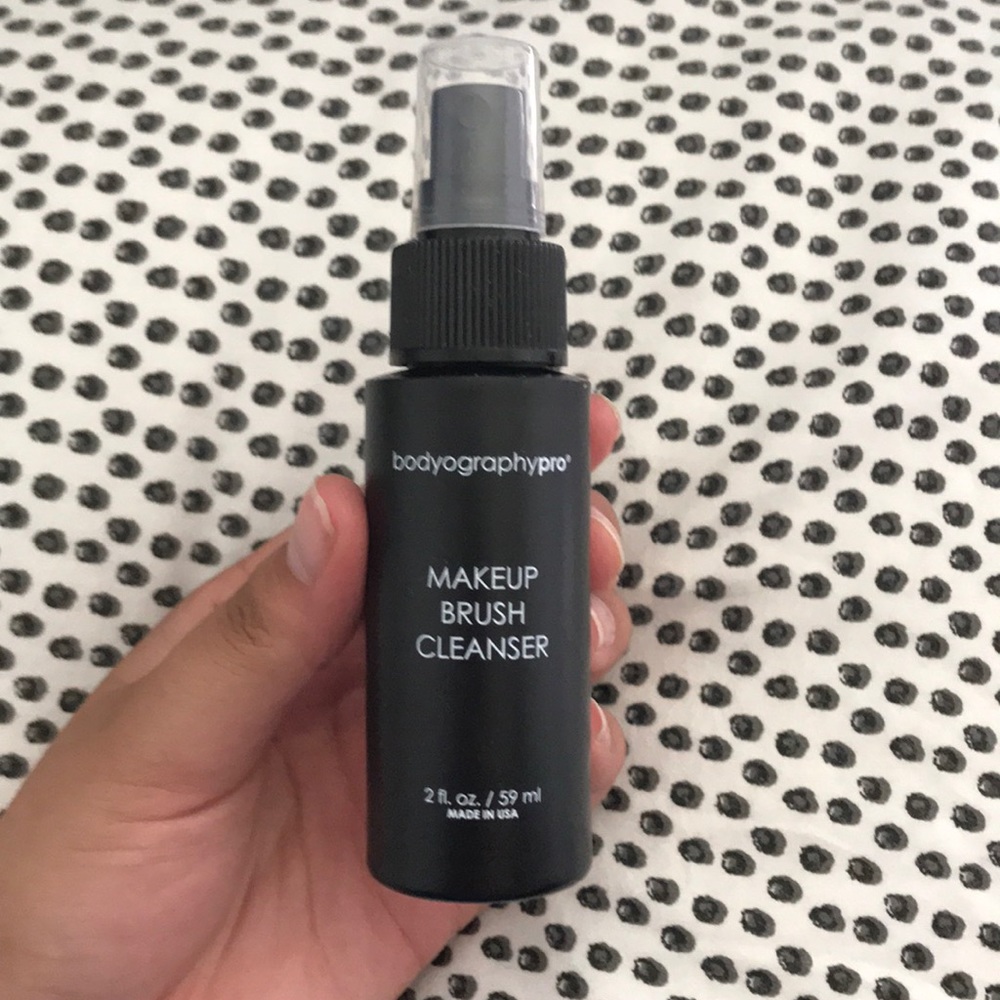 Makeup brush cleaner
